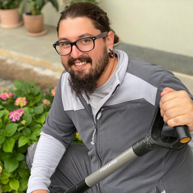 Gartengestalter Andreas Stadler bei der Arbeit